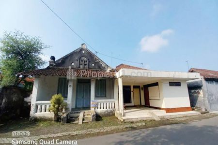 Dijual Rumah Tua Hitung Tanah Saja di Pusat Kota Kabupaten Jombang Jawa Timur, dekat RSUD Kabupaten Jombang, Alun-Alun Jombang, Linggajati Plaza