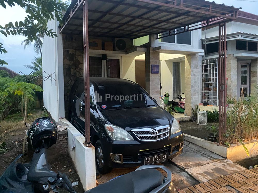 Samping dan belakang ada tanah kosong 
