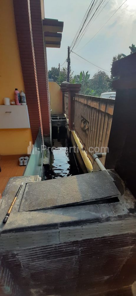 Kolam ikan di bagian depan rumah