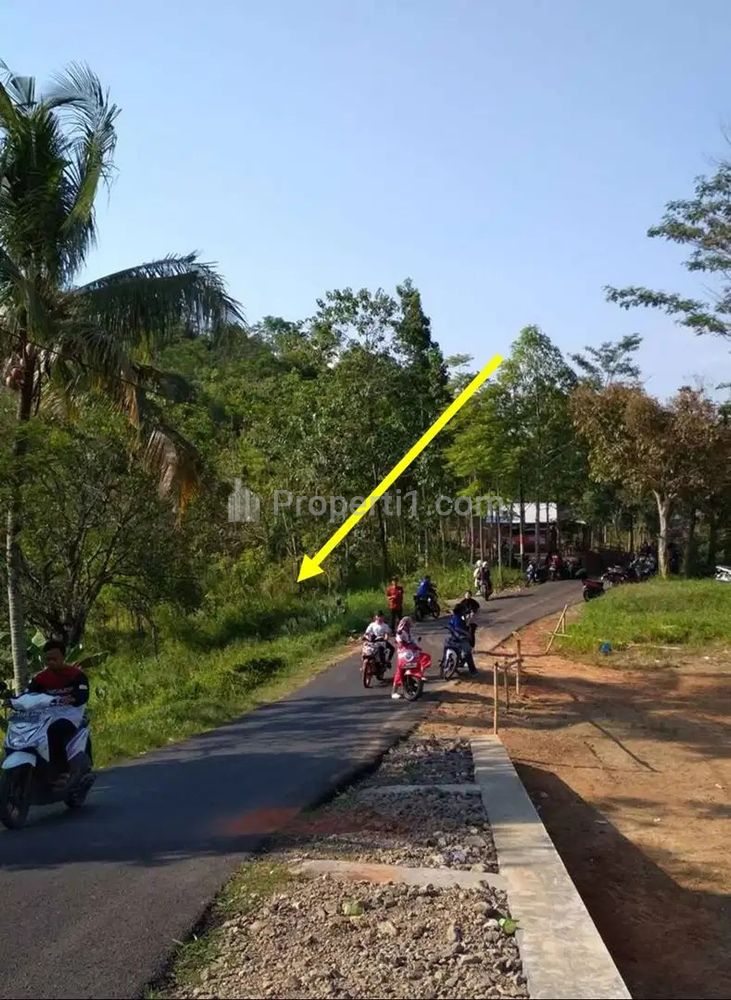 Berseberangan dengan lapangan sepakbola desa