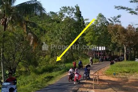 Berseberangan dengan lapangan sepakbola desa