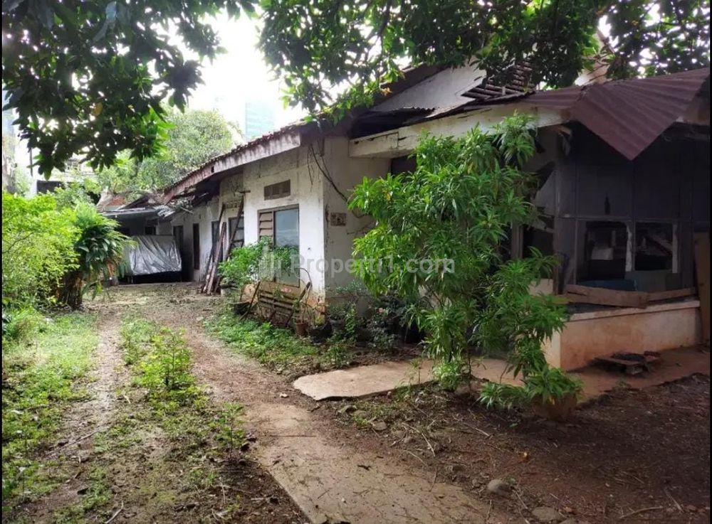 Dijual Rumah Bangunan Lama Strategis di Ciputat Raya - Jakarta Selatan