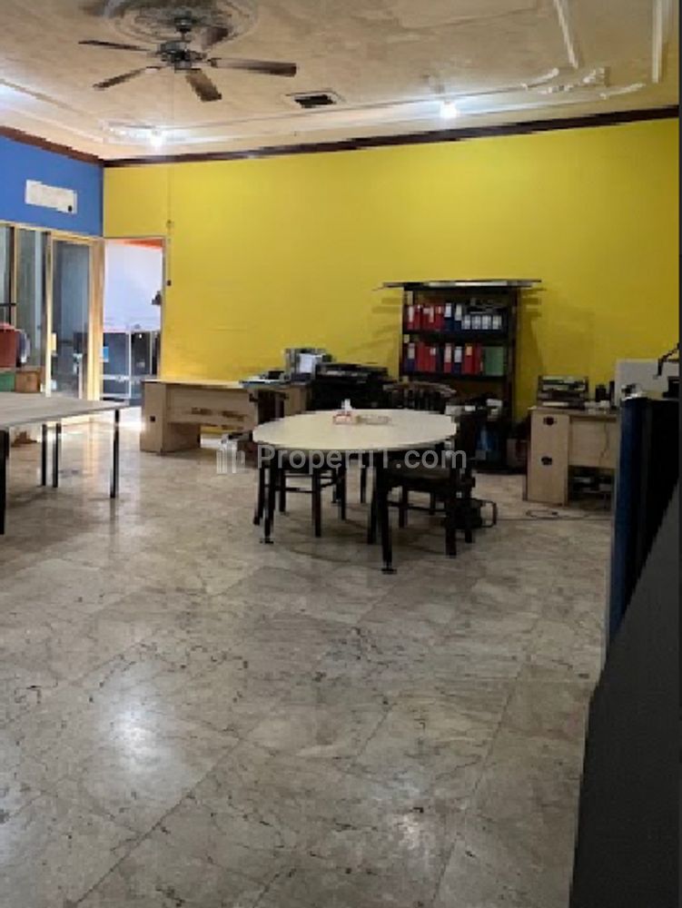 Dijual Kantor Strategis Hoek Luas Tanah 702 m2 di Jl Margasatwa Jati Padang Jakarta Selatan - Harga di Bawah Pasar!