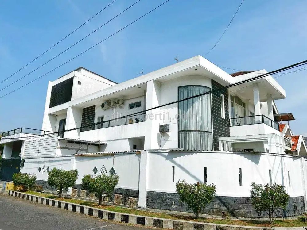 Jual Rumah Mewah Hook Full Furnished di Dharmahusada Indah Utara Surabaya Timur