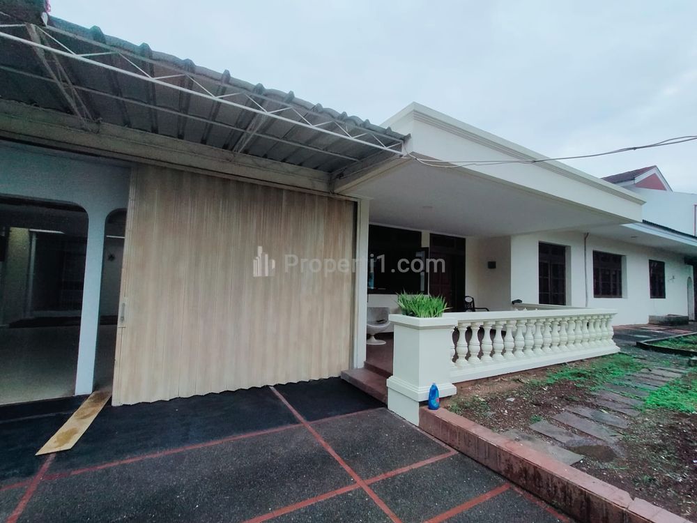 Dijual Rumah Luas Lokasi Strategis dalam Komplek Mega Cinere