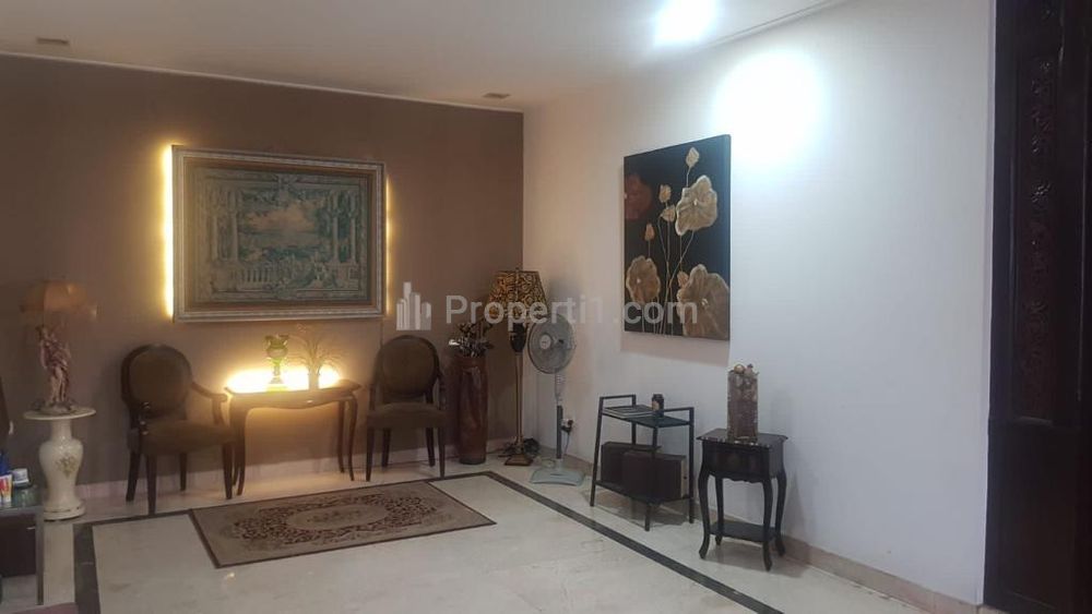 Jual Rumah Hook 2 Lantai di Jalan Kesehatan Bintaro - Hadap Selatan dan Timur, Ada Kolam Renang