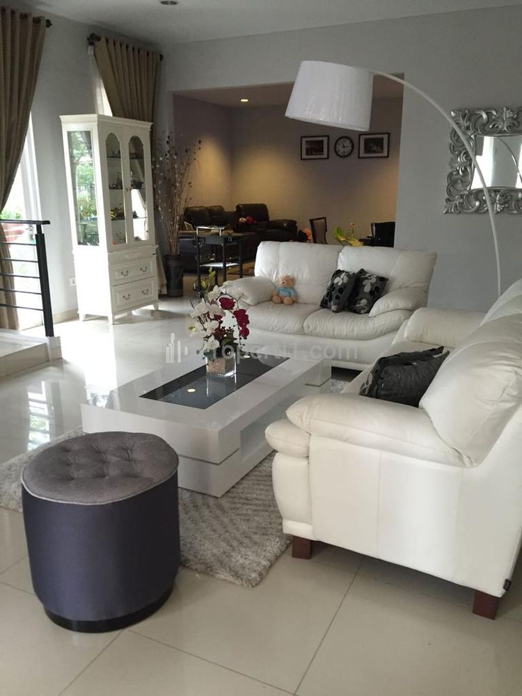 Dijual Rumah Hoek Cantik 2 Lantai Luas 8x18 245m2 Type 3+1 Kamar Tidur di Cluster Maple Summarecon Bekasi