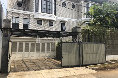 Disewakan Rumah 2 Lantai di Jalan Praja, Kebayoran Lama, Jakarta Selatan