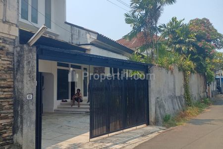 Sewa Rumah di Kemang Jakarta Selatan - 4 Kamar Tidur, Ada Kolam Renang