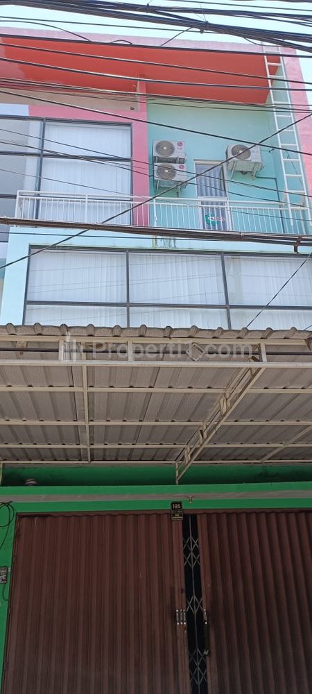Posisi ruko menghadap kiri jalan dan terletak di sisi pojok dari 4 Ruko di sebelah dan ini kondisi depan Ruko 3Lt.