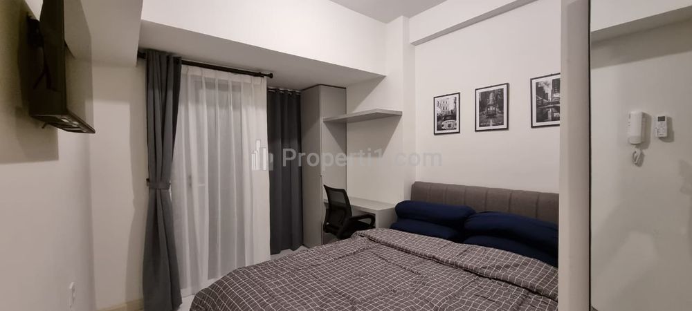 Kasur 160x200, Set Sprei & Bedcover, 2 set bangul. Lemari kedalaman yang lumayan untuk menyimpan banyak baju