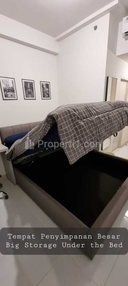 Area penyimpanan besar di bawah kasur