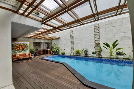 Jual Cepat Rumah Bagus 2 Lantai di Jl. Gedung Hijau Pondok Indah Jakarta Selatan - Ada Kolam Renang