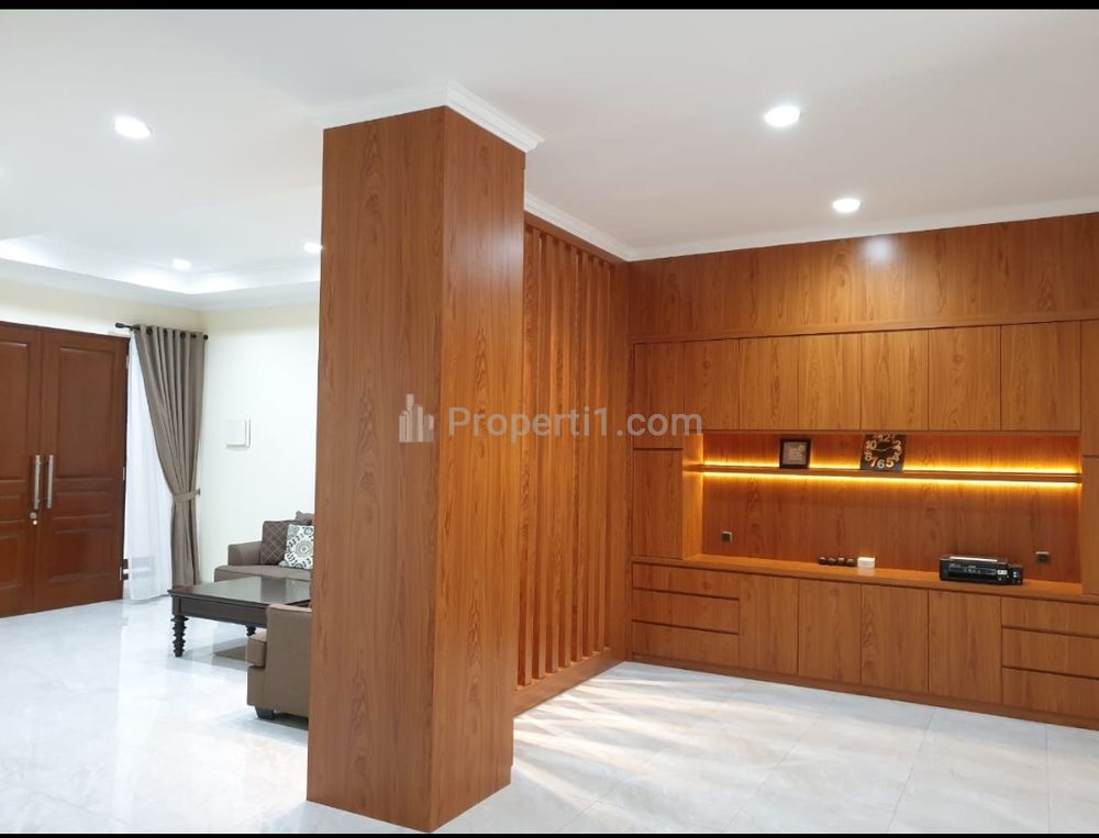 Dijual Rumah Mewah Siap Huni 3 Lantai, Bisa Semi/Fully Furnished, Bebas Banjir di Pulomas Jakarta Timur