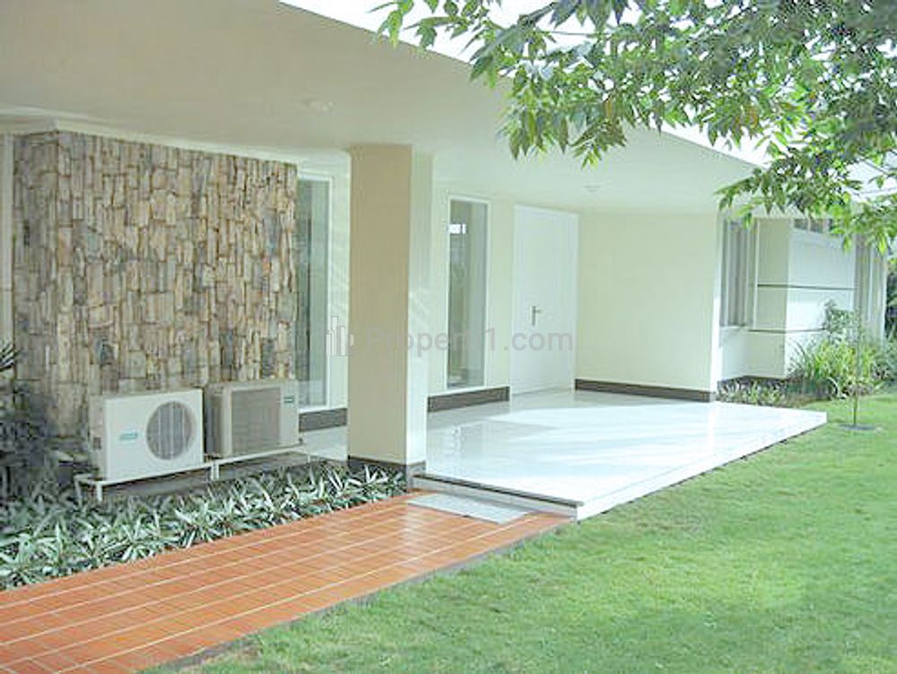 Disewakan Compound House di Kemang Jakarta Selatan - Luas Tanah 868 m2, Ada Kolam Renang STD489