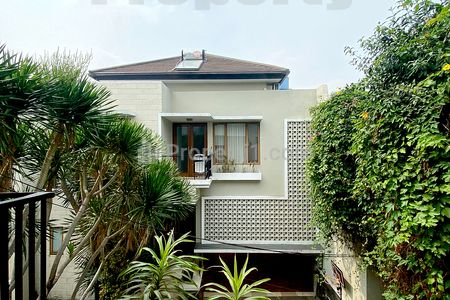 Disewakan Compound House di Kemang Jakarta Selatan, Luas Tanah 550m2, Ada Kolam Renang STD465