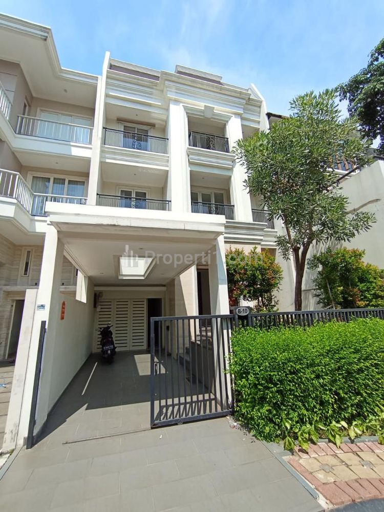 Disewakan Townhouse Senayan Residence Jakarta Selatan, Luas Tanah 160m2, 4+1 Kamar Tidur
