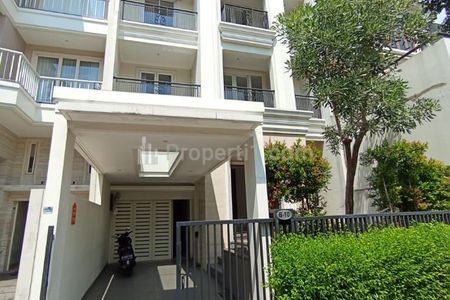 Disewakan Townhouse Senayan Residence Jakarta Selatan, Luas Tanah 160m2, 4+1 Kamar Tidur