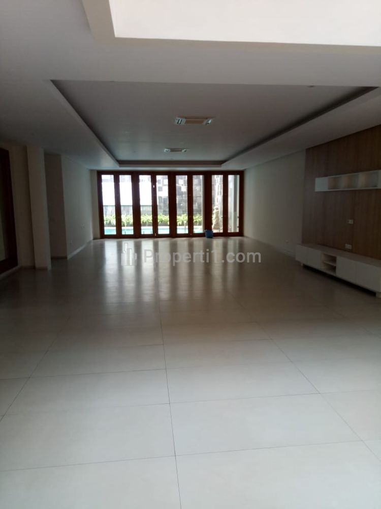 Disewakan Rumah Semi Furnished di Menteng Jakarta Pusat, Ada Kolam Renang, 6 Kamar Tidur, Luas Tanah 600m2, Luas Bangunan 400m2