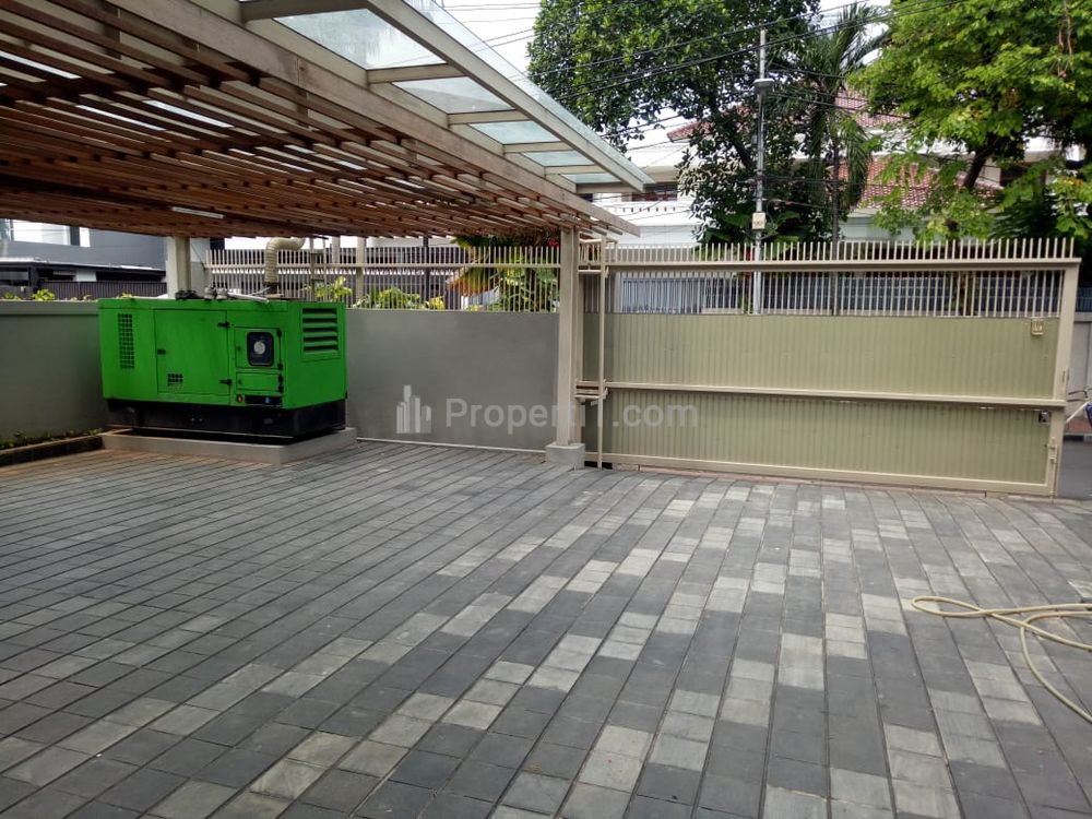 Disewakan Rumah Semi Furnished di Menteng Jakarta Pusat, Ada Kolam Renang, 6 Kamar Tidur, Luas Tanah 600m2, Luas Bangunan 400m2