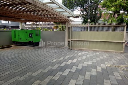 Disewakan Rumah Semi Furnished di Menteng Jakarta Pusat, Ada Kolam Renang, 6 Kamar Tidur, Luas Tanah 600m2, Luas Bangunan 400m2