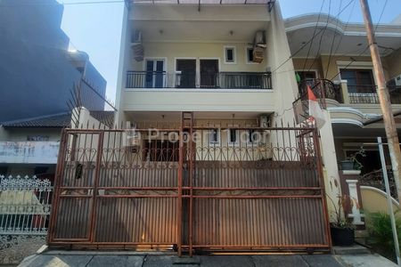 Jual Rumah 2.5 Lantai Semi Furnished Siap Huni Bebas Banjir di Perumahan Green Garden Jakarta Barat