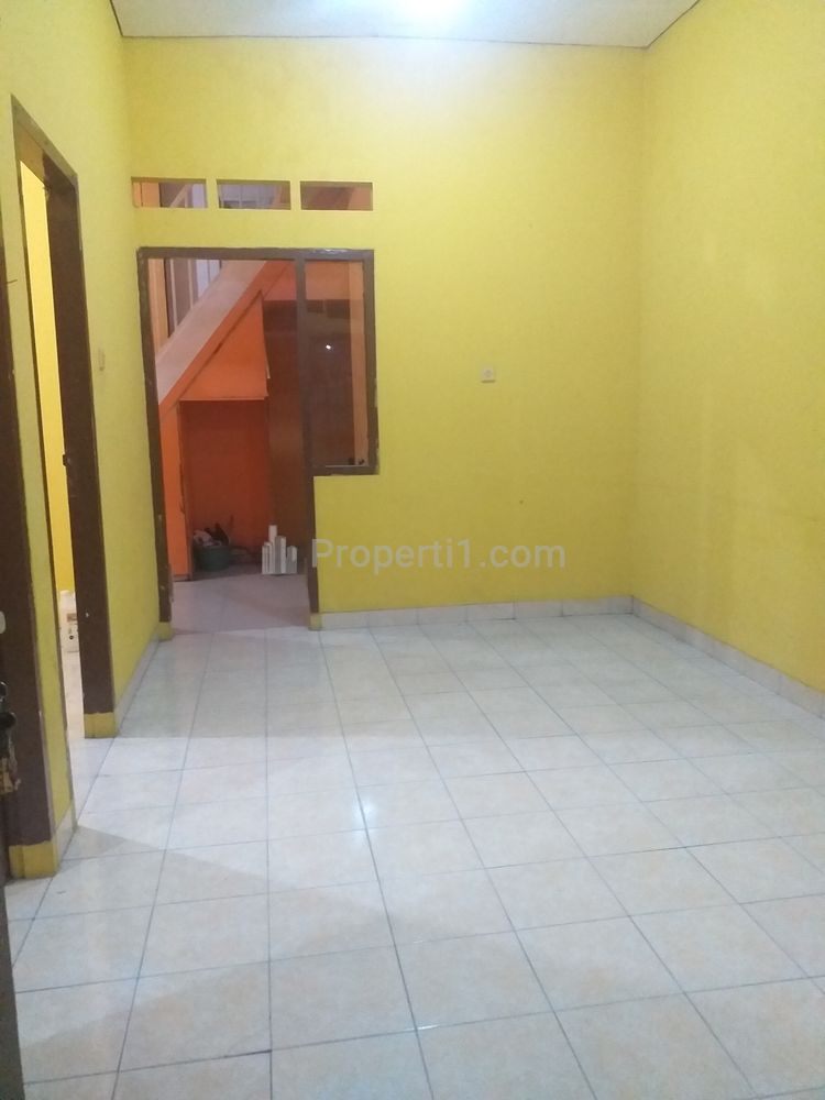 Bagian dalam. Ruang utama bersebelahan dengan 2Kamar dua di sebelah kiri