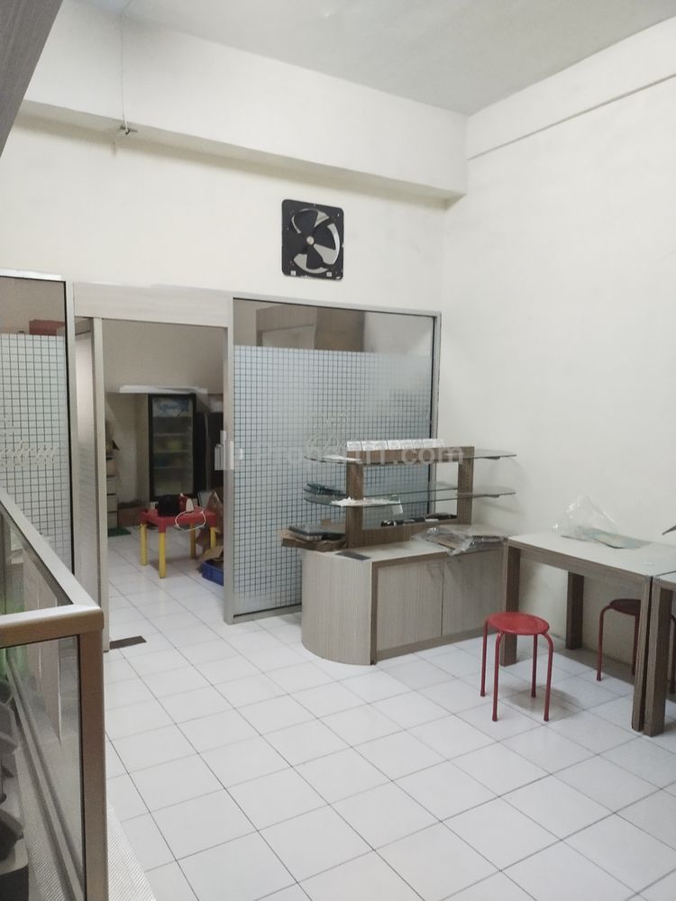 Ruang toko depan 