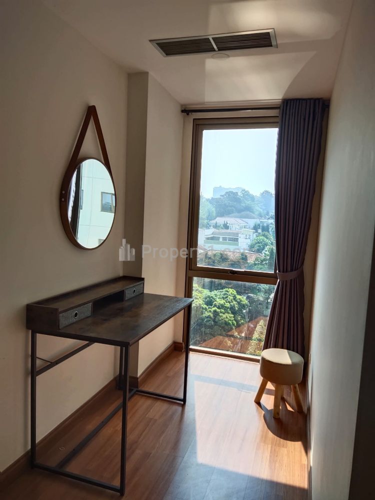 Meja Rias dan View dari Master Bedroom