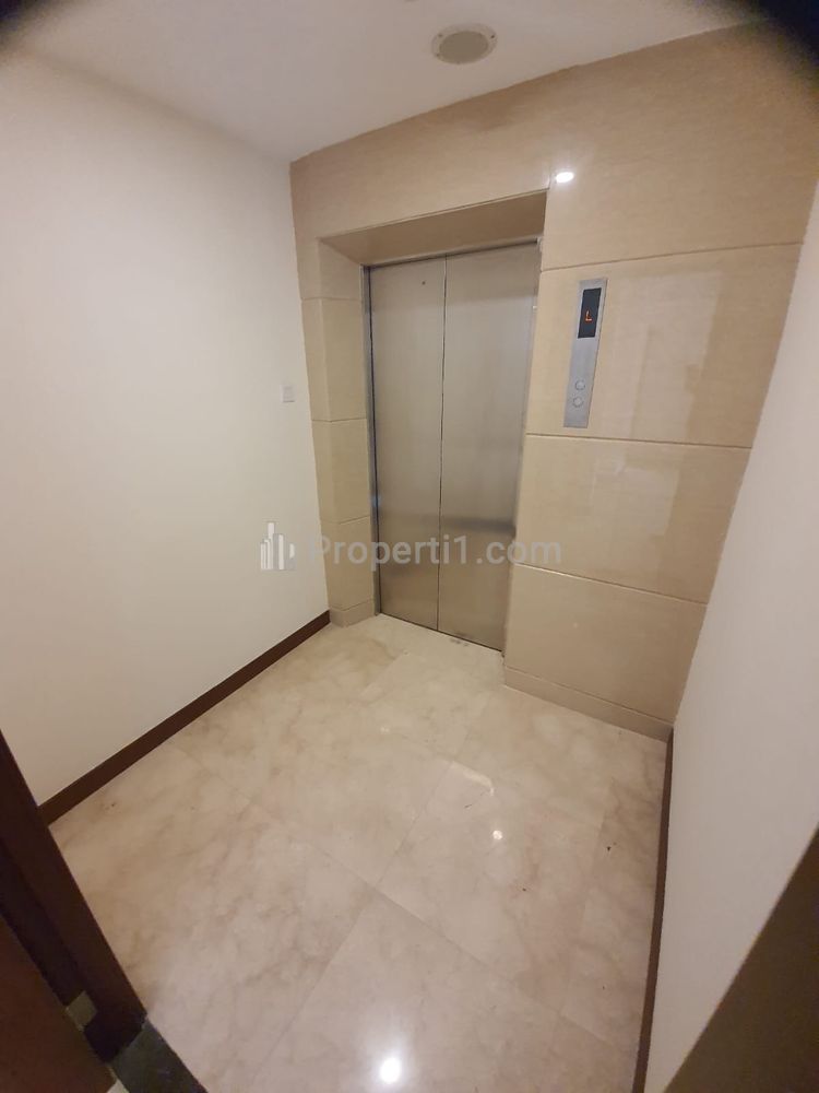 Entrance Private Lift
