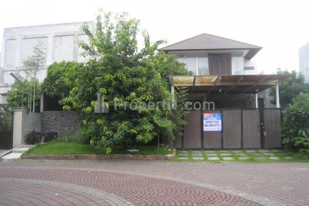 Dijual Cepat Rumah dengan Konsep Villa di Graha Famili Surabaya, 2 Lantai, 5+2 Kamar Tidur