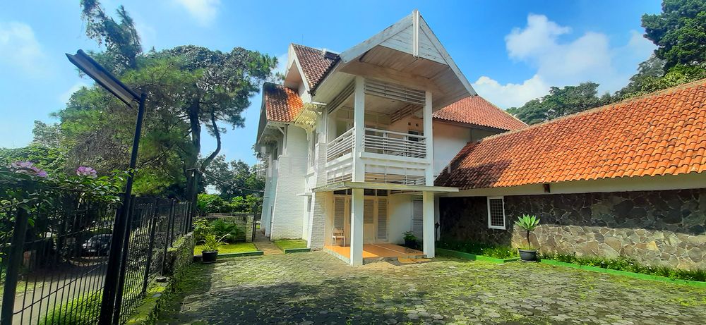 Jual Rumah 2 Lantai Gaya Eropa di Kawasan Dago Bandung, Luas Tanah 736m2, Luas Bangunan 350m2