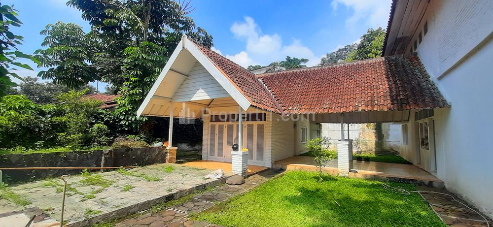 Jual Rumah 2 Lantai Gaya Eropa di Kawasan Dago Bandung, Luas Tanah 736m2, Luas Bangunan 350m2