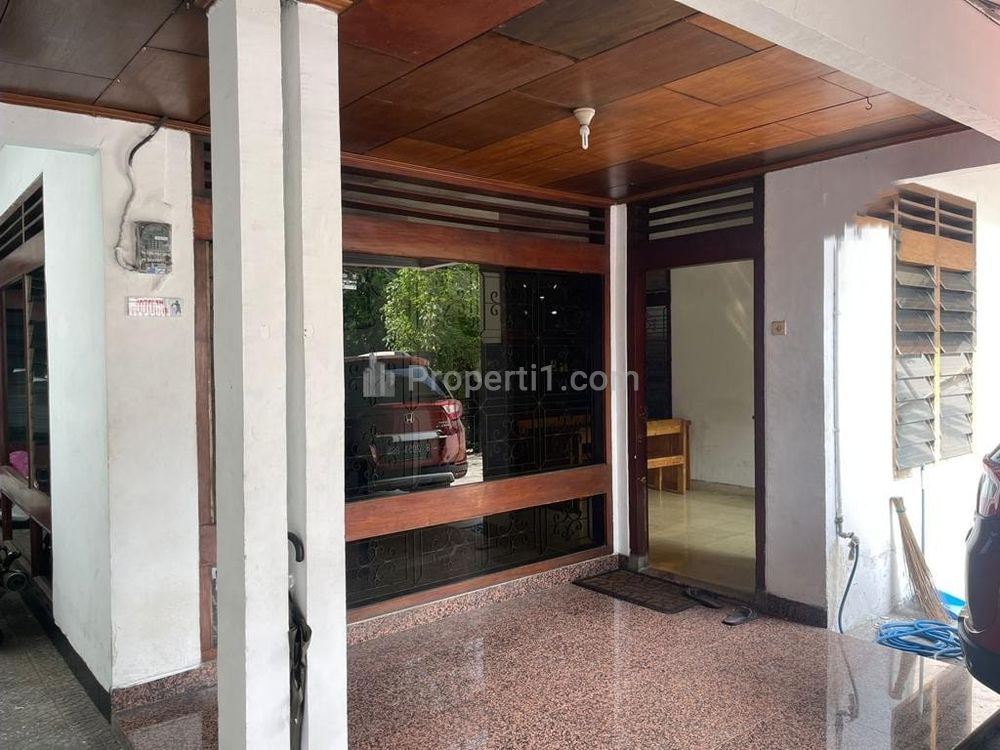 Rumah Dijual Seberang ITC Fatmawati di Kebayoran Baru Jakarta Selatan, 2 Lantai, 7 Kamar Tidur