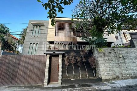 Jual Rumah 3 Lantai Mewah Semi Furnished Siap Huni di Taman Wedasari Denpasar Bali, Ada Kolam Renang