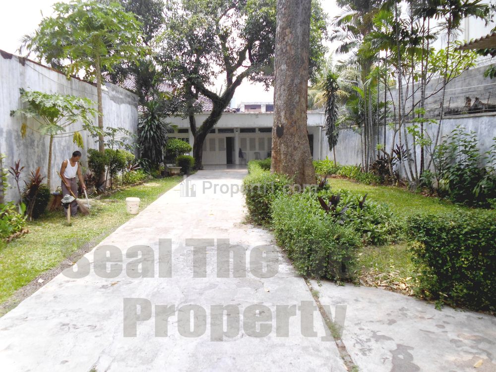 Dijual Rumah Tua Hitung Tanah di Kemang Jakarta Selatan, Luas Tanah 1362m2 STD396