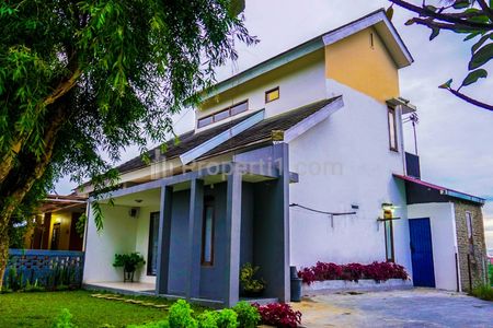 Jual Rumah Konsep Villa Pemandangan Kota Bandung dan Cimahi, di Komplek Kayu Manis Cisarua, Bandung Barat