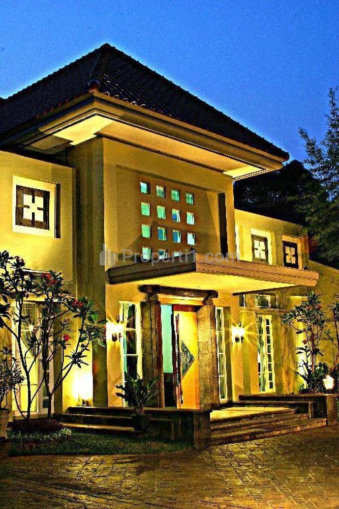 Jual Rumah Mewah Ada Kolam Renang di Menteng Jakarta Pusat, Luas Tanah 753m2, Luas Bangunan 520m2