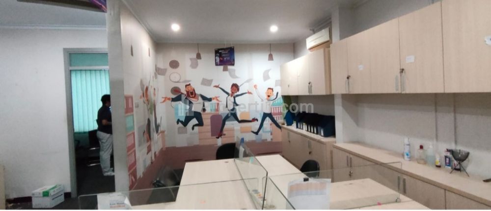 Disewakan Tempat Usaha Berupa Rumah Hoek Parkiran Luas di Jl. Cikajang, Kebayoran Baru, Jakarta Selatan