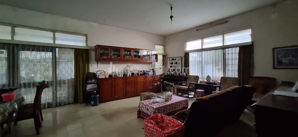 Dijual Rumah Lama di Jalan Kalimantan Bandung, Halaman Luas, Cocok Untuk Tempat Usaha