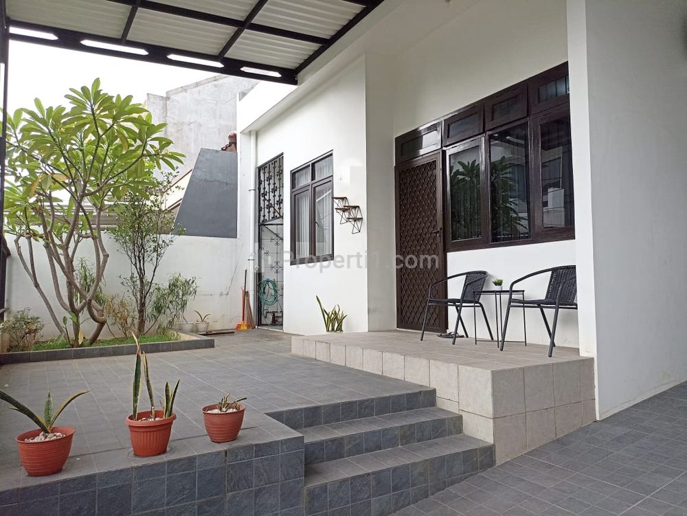 Jual Rumah SHM Siap Pakai Terletak di Jalan Aries Asri, Meruya Utara, Jakarta Barat