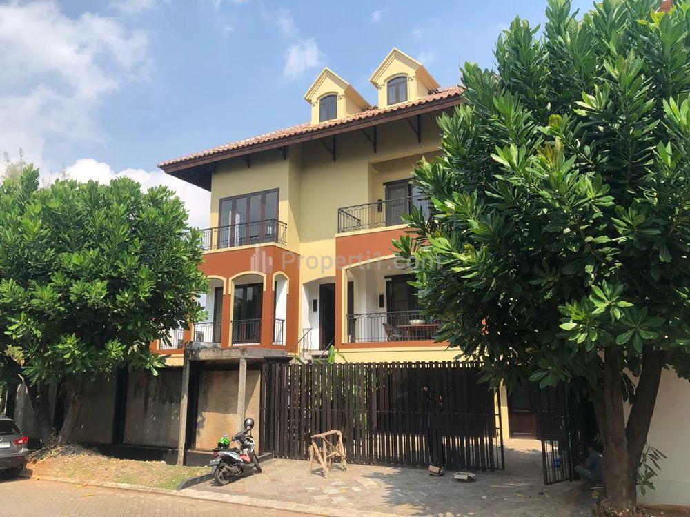 Dijual Rumah Siap Huni di Walet PIK 1 Jakarta Utara, Luas Tanah 311m2, Ada Kolam Renang