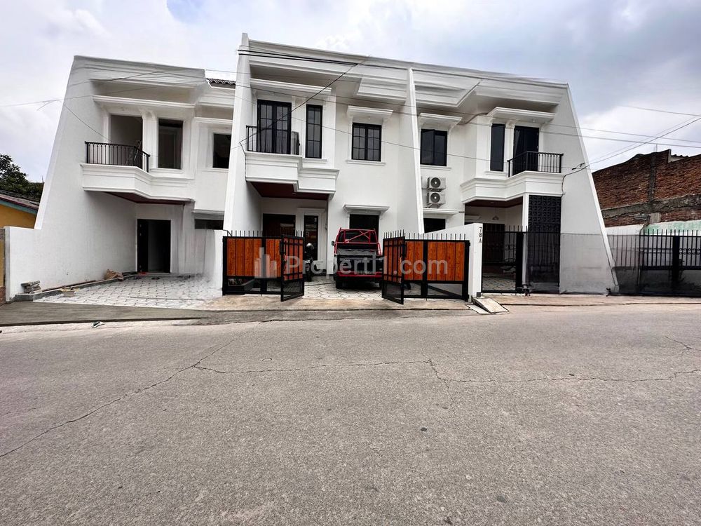 Tampak depan jalan lebar