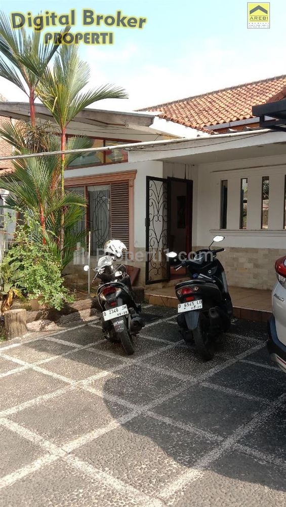 Jual Cepat Rumah Besar Tanah Luas Nyaman dan Asri Lokasi Premium Strategis di Antapani Bandung