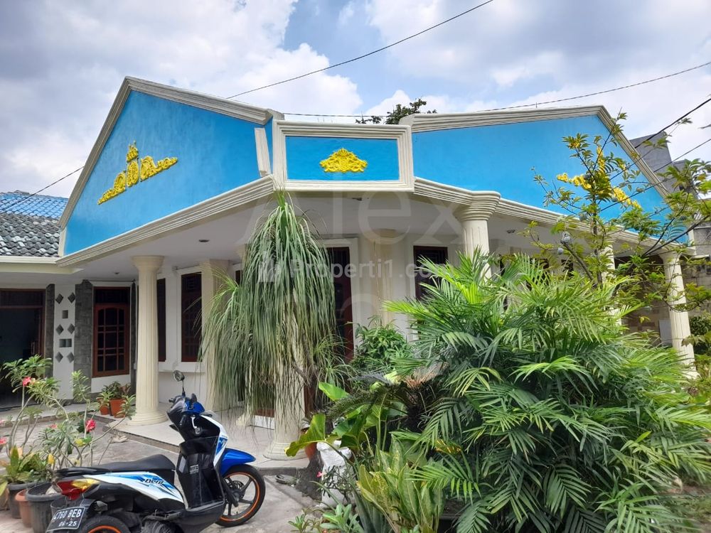 Dijual BU! Rumah di Pinggir Jalan Utama di Petukangan Selatan, Pesangrahan, Jakarta Selatan (Hitung Tanah)