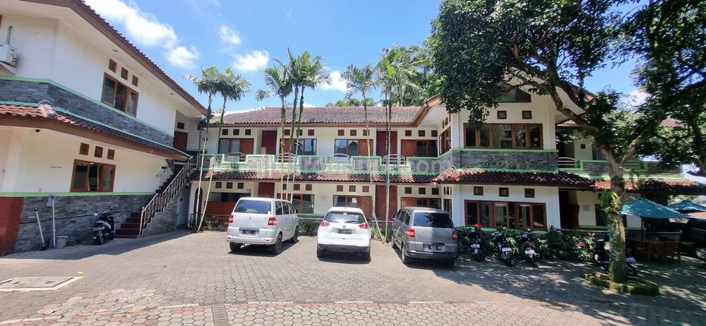 Dijual Cepat Hotel Bintang 2 Berikut Rumah Tinggal di Setiabudi Bandung Lokasi Pinggir Jalan Raya Dekat UPI