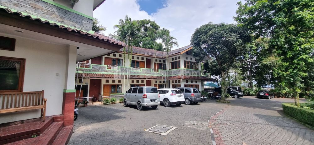 Dijual Cepat Hotel Bintang 2 Berikut Rumah Tinggal di Setiabudi Bandung Lokasi Pinggir Jalan Raya Dekat UPI
