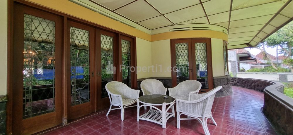 Dijual Cepat Rumah Belanda Terpelihara di Pinggir Jalan Cisangkuy Kota Bandung, Halaman Luas,  Lokasi Strategis, Jarang Ada, Material Masih Asli