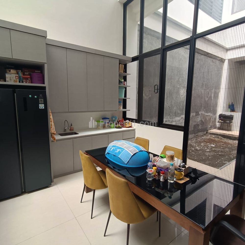 Dijual Rumah Dharmahusada Utara Surabaya Timur - SPESIAL Carport Masuk 10 Mobil LUAS - SHM - Siap Huni