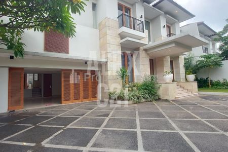 Dijual Rumah Mewah Desain Tropis di Area Kemang Jakarta Selatan
